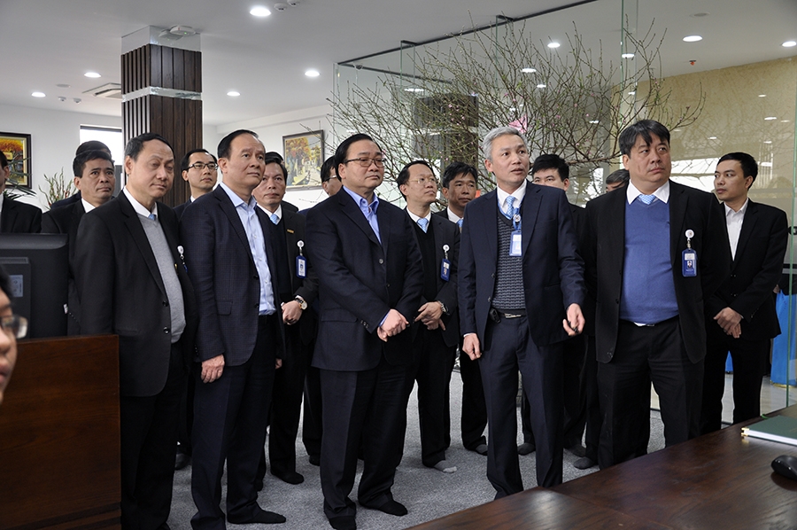 Bí thư Thành ủy Hoàng Trung Hải  thăm và chúc Tết công nhân viên EVN HANOI