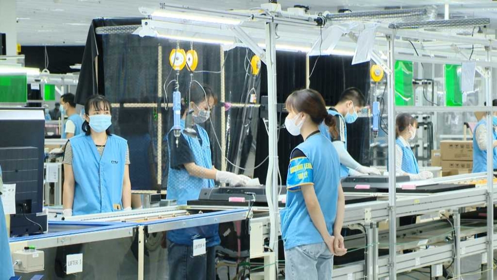 Công nhân Nhà máy S-Việt Nam của Tập đoàn Foxconn tại KCN Đông Mai (TX Quảng Yên) lắp ráp màn hình tinh thể lỏng công nghệ cao