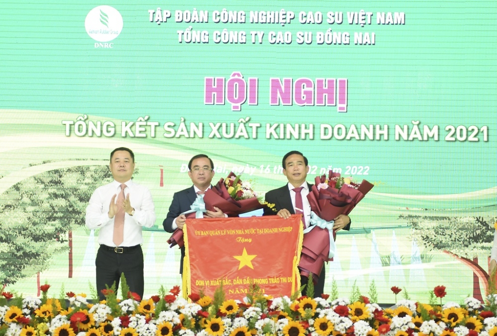 Phó Chủ tịch Uỷ ban Quản lý vốn nhà nước tại doanh nghiệp Nguyễn Ngọc Cảnh trao Cờ thi đua của Ủy ban cho Tổng công ty Cao su Đồng Nai