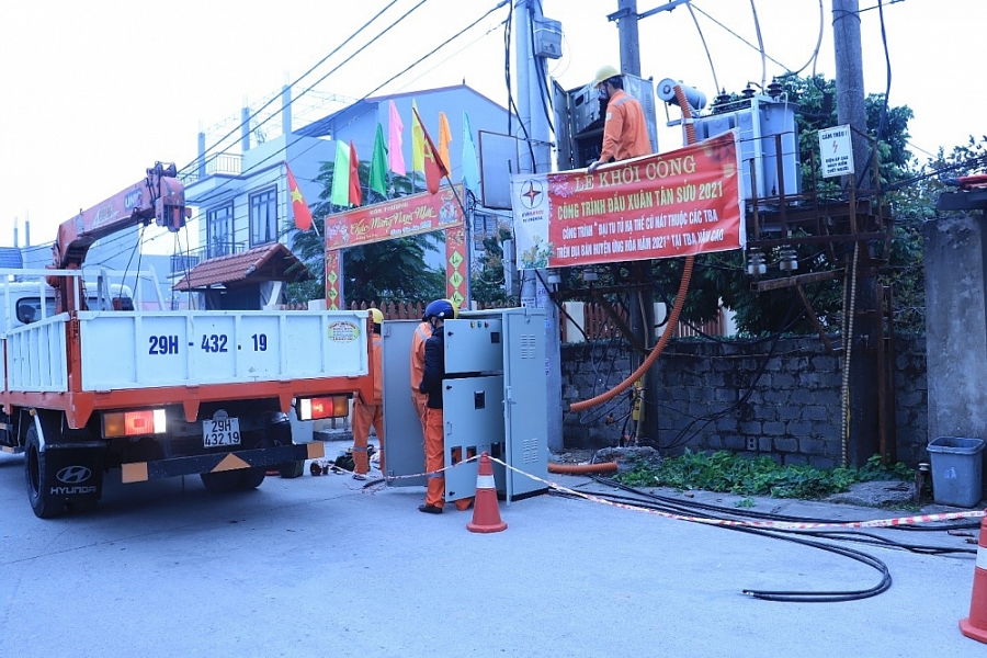 Công ty Điện lực Ứng Hòa thực hiện đại tu tủ hạ thế các TBA trên địa bàn huyện Ứng Hòa