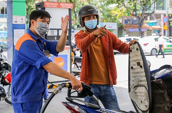 Giá xăng dầu trong nước tăng do "cơn sốt" nhiên liệu thế giới