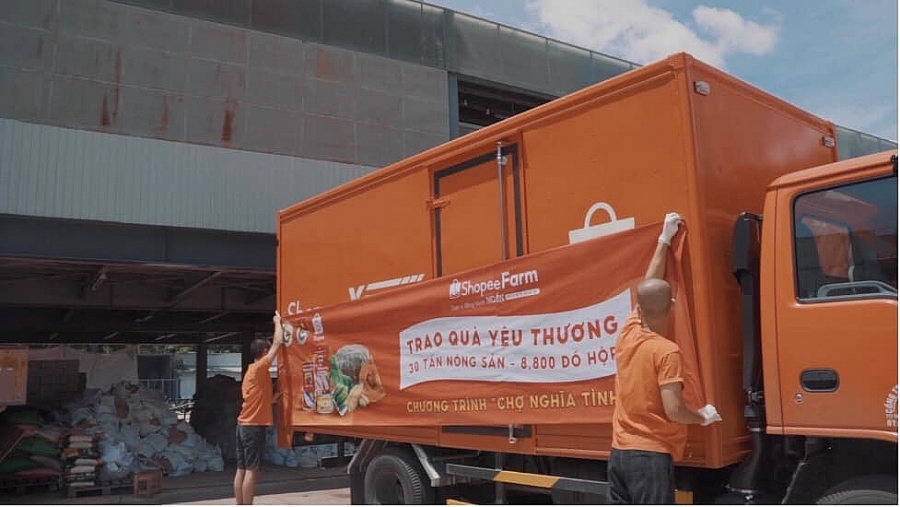 ShopeeFarm còn hỗ trợ vận chuyển hàng hoá tiếp cận các thị trường trong nước tiềm năng như Hà Nội và TP. Hồ Chí Minh, hỗ trợ phí giao hàng đến tận tay người tiêu dùng