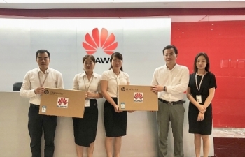 Huawei Việt Nam tặng máy tính cho trường học ở Hà Tĩnh và Sơn La