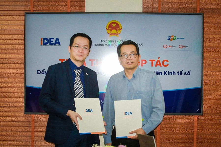 Ông Nguyễn Thế Quang – Phó cục trưởng Cục Thương mại điện tử và Kinh tế số, Ông Trần Đăng Hòa – Phó Tổng giám đốc Công ty Phần mềm FPT ký thỏa thuận hợp tác