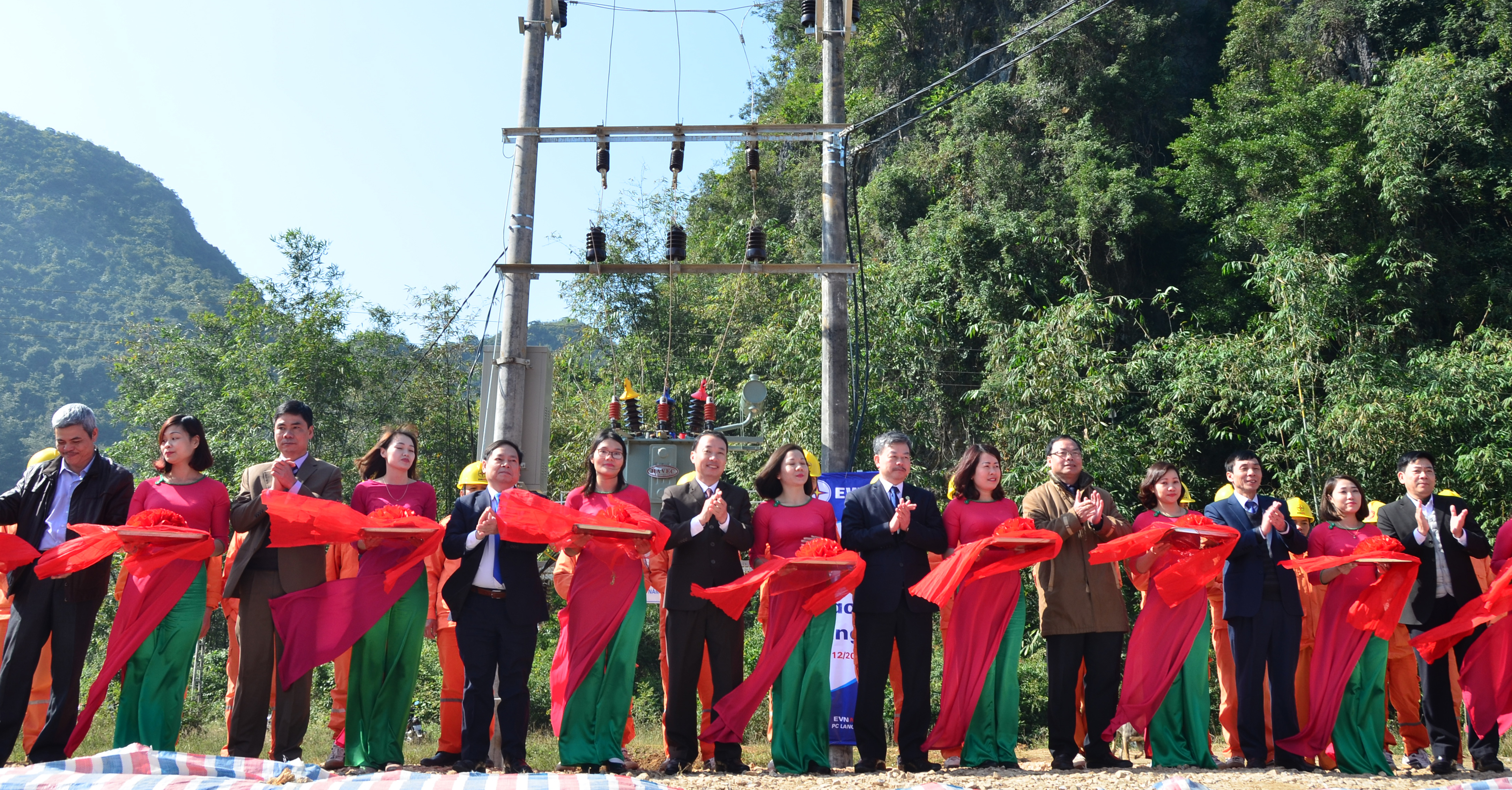 Lạng Sơn đưa điện lưới quốc gia về thôn bản đặc biệt khó khăn