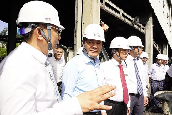 Bộ trưởng Nguyễn Hồng Diên kiểm tra tình hình cung ứng điện tại Công ty cổ phần Nhiệt điện Hải Phòng