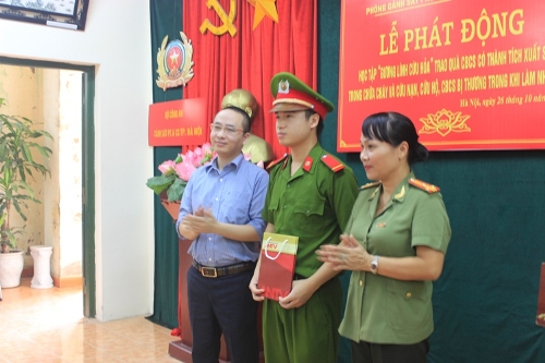Thăm hỏi các chiến sĩ bị thương khi tham gia chữa cháy tại Hà Nội