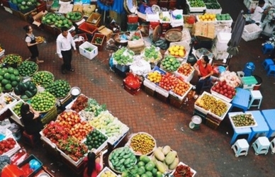 Thị trường Hà Nội mùng 2 Tết: Thực phẩm tăng nhẹ, khách nhiều