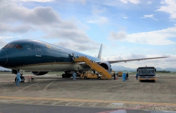 Sân bay Vân Đồn đón 298 hành khách từ Nhật Bản theo quy trình khép kín ngoài nhà ga