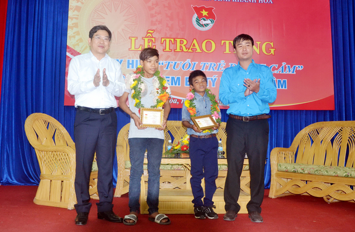 Trao tặng huy hiệu “Tuổi trẻ dũng cảm” cho hai thiếu niên ở Khánh Hòa