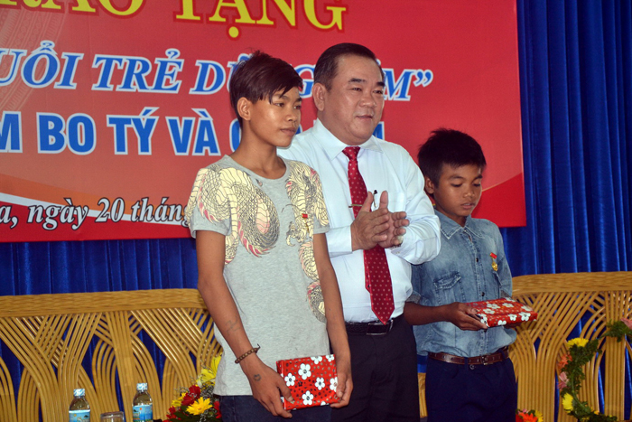 Trao tặng huy hiệu “Tuổi trẻ dũng cảm” cho hai thiếu niên ở Khánh Hòa