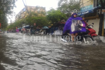 Mưa lớn gây lụt lội tại Hải Phòng