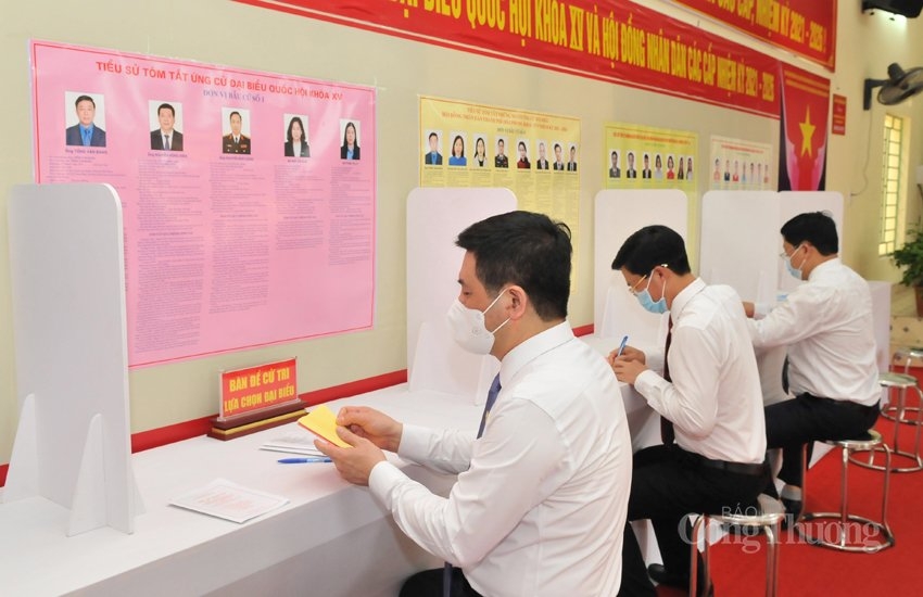 Bộ trưởng Bộ Công Thương Nguyễn Hồng Diên cùng các cử tri tại khu vực bỏ phiếu bầu cử tại huyện Thủy Nguyên, thành phố Hải Phòng
