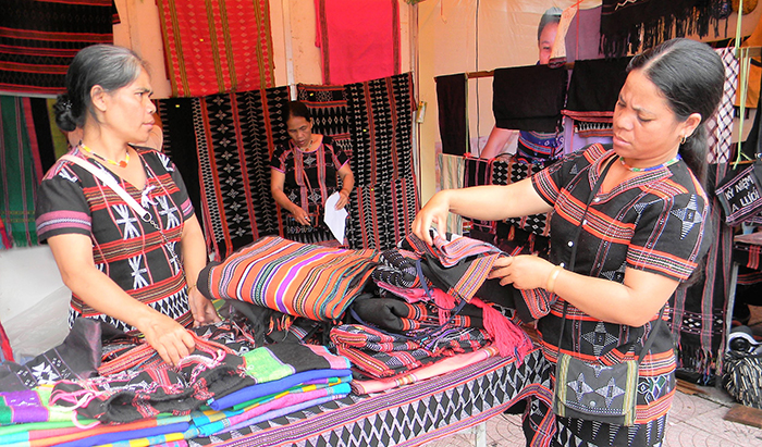 A Lưới (Thừa Thiên Huế): Hướng mới cho sản phẩm dệt Dèng truyền thống