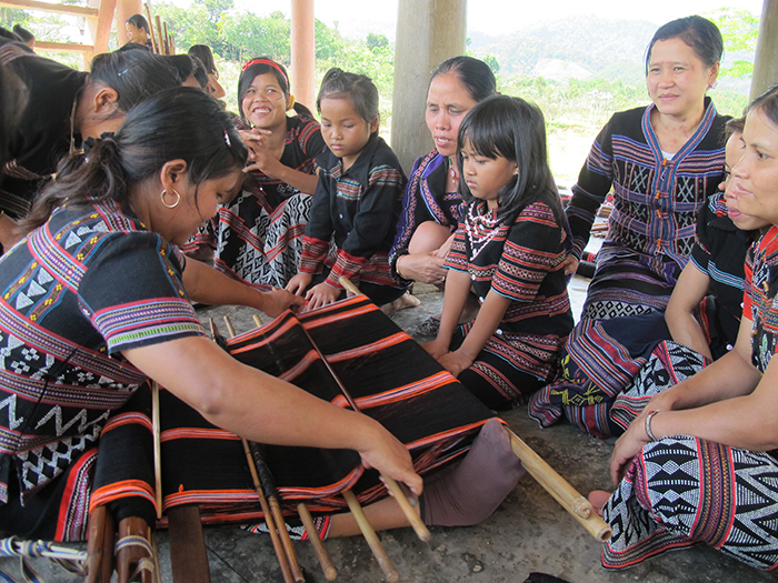 A Lưới (Thừa Thiên Huế): Hướng mới cho sản phẩm dệt Dèng truyền thống