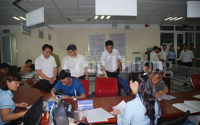 PC Quảng Ninh làm thủ tục mua bán điện tại trung tâm hành chính công