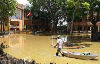 Hà Nội nỗ lực đảm bảo điện và vệ sinh môi trường cho dân vùng ngập