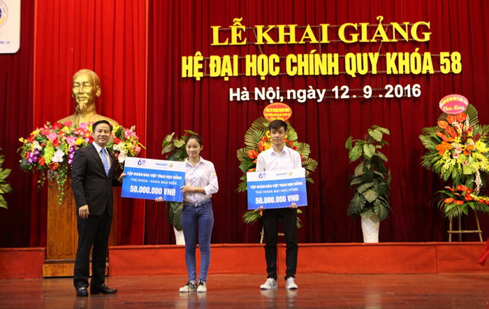 Bảo Việt trao học bổng cho tân sinh viên kinh tế