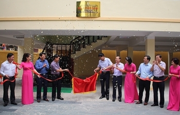 Than Quang Hanh gắn biển công trình chào mừng Đại hội XII Công đoàn Việt Nam