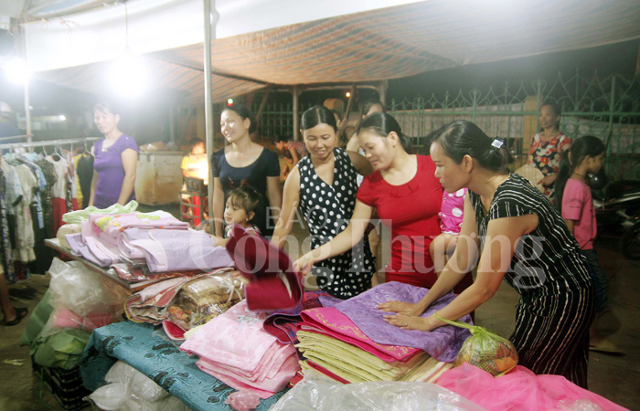 Gần 42.000 người dân miền núi Nghệ An hào hứng với các phiên chợ hàng Việt