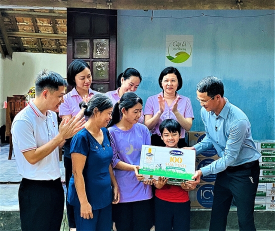 Vinamilk tặng học bổng cho một "Chiếc lá chưa lành" tại Nghệ An