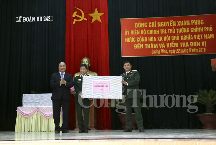 Thủ tướng Nguyễn Xuân Phúc thị sát Khu hành chính - Kinh tế đặc biệt Vân Đồn