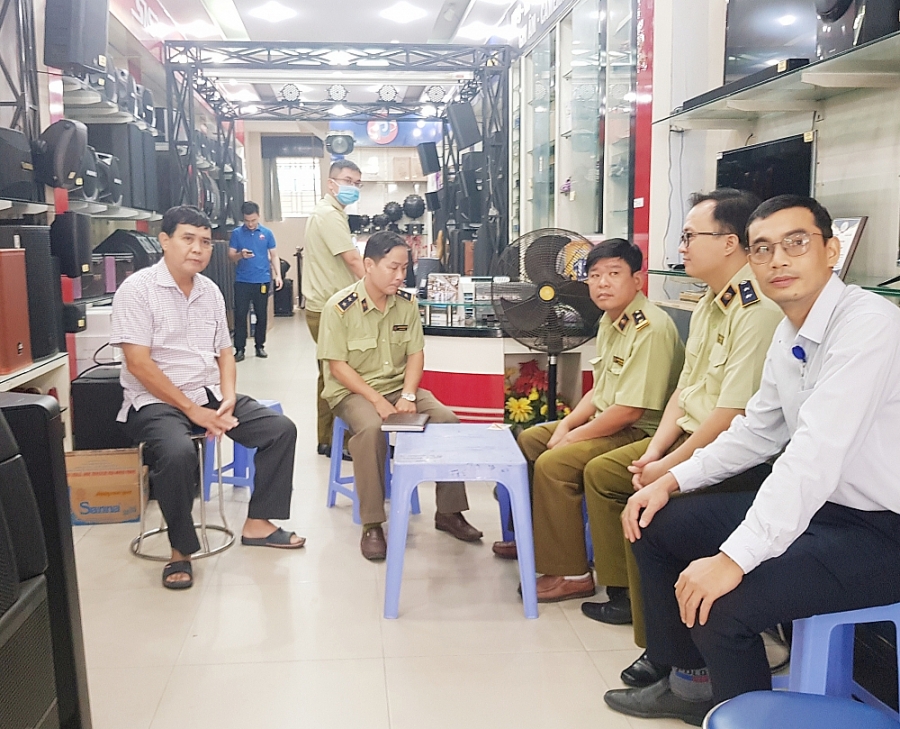  Lực lượng QLTT Khánh Hòa kết hợp với Cục tần số vô tuyến điện- Trung tâm tần số vô tuyến điện khu vực VII kiểm tra các cơ sở kinh doanh thiết bị điện tử âm thanh vô tuyến