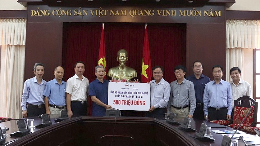 Chủ tịch Hội đồng thành viên EVN Dưng Quang Thành trao số tiền 500 triệu đồng hỗ trợ UBND tỉnh Thừa Thiên Huế bị thiệt hại mưa lũ