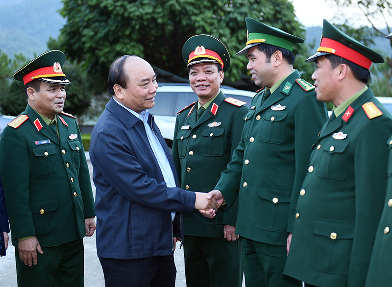 Thủ tướng Nguyễn Xuân Phúc thăm đồn biên phòng và thị sát cửa khẩu Trà Lĩnh