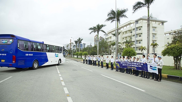 Doosan Vina hỗ trợ xe miễn phí đưa đón người lao động về quê đón Tết