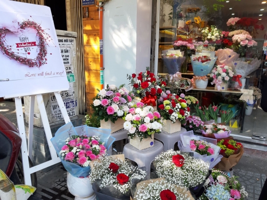 Sôi động thị trường hoa tươi và quà tặng ngày Valentine