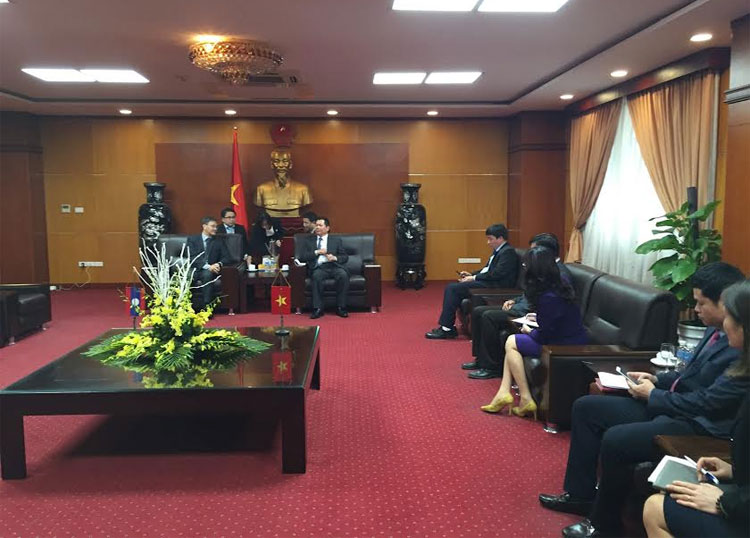 Bộ trưởng Vũ Huy Hoàng tiếp Đại sứ Đặc mệnh toàn quyền CNDCND Lào tại Việt Nam