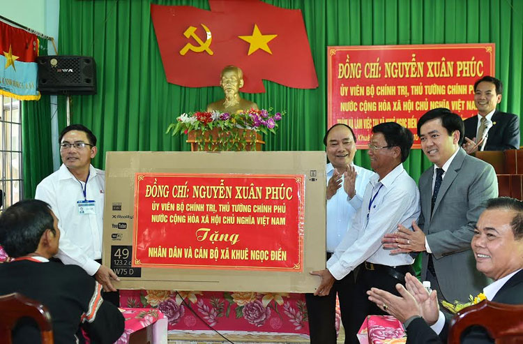 Thủ tướng Nguyễn Xuân Phúc thăm bà con đồng bào Tây Nguyên