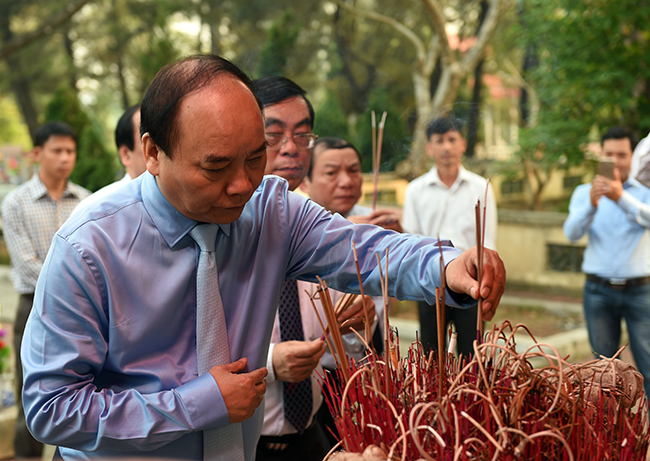 Thủ tướng viếng các anh hùng liệt sĩ tại Quảng Trị