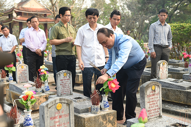 Thủ tướng viếng các anh hùng liệt sĩ tại Quảng Trị