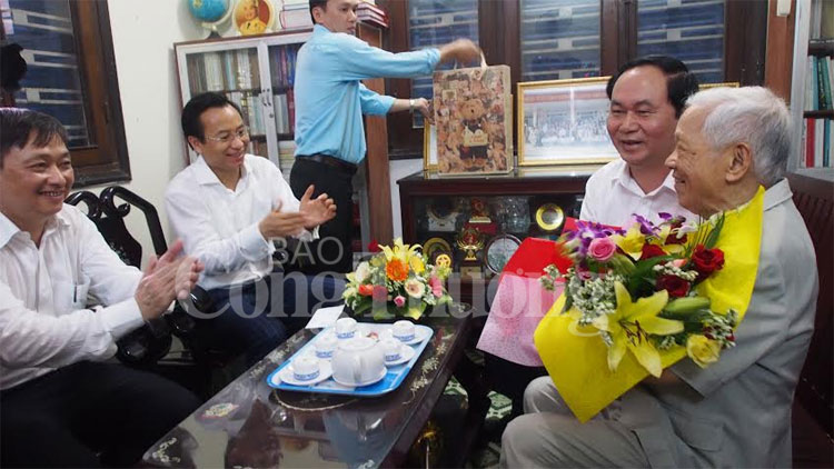Chủ tịch nước Trần Đại Quang thăm gia đình có công với cách mạng tại Đà Nẵng