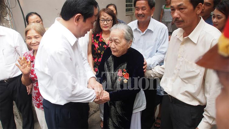 Chủ tịch nước Trần Đại Quang thăm gia đình có công với cách mạng tại Đà Nẵng