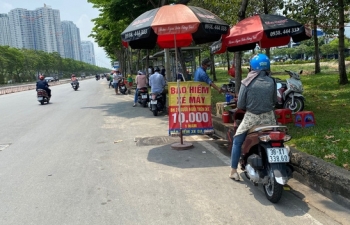 Nhiều người nháo nhào tìm mua bảo hiểm xe máy, điểm bán trên lề đường mọc lên như nấm
