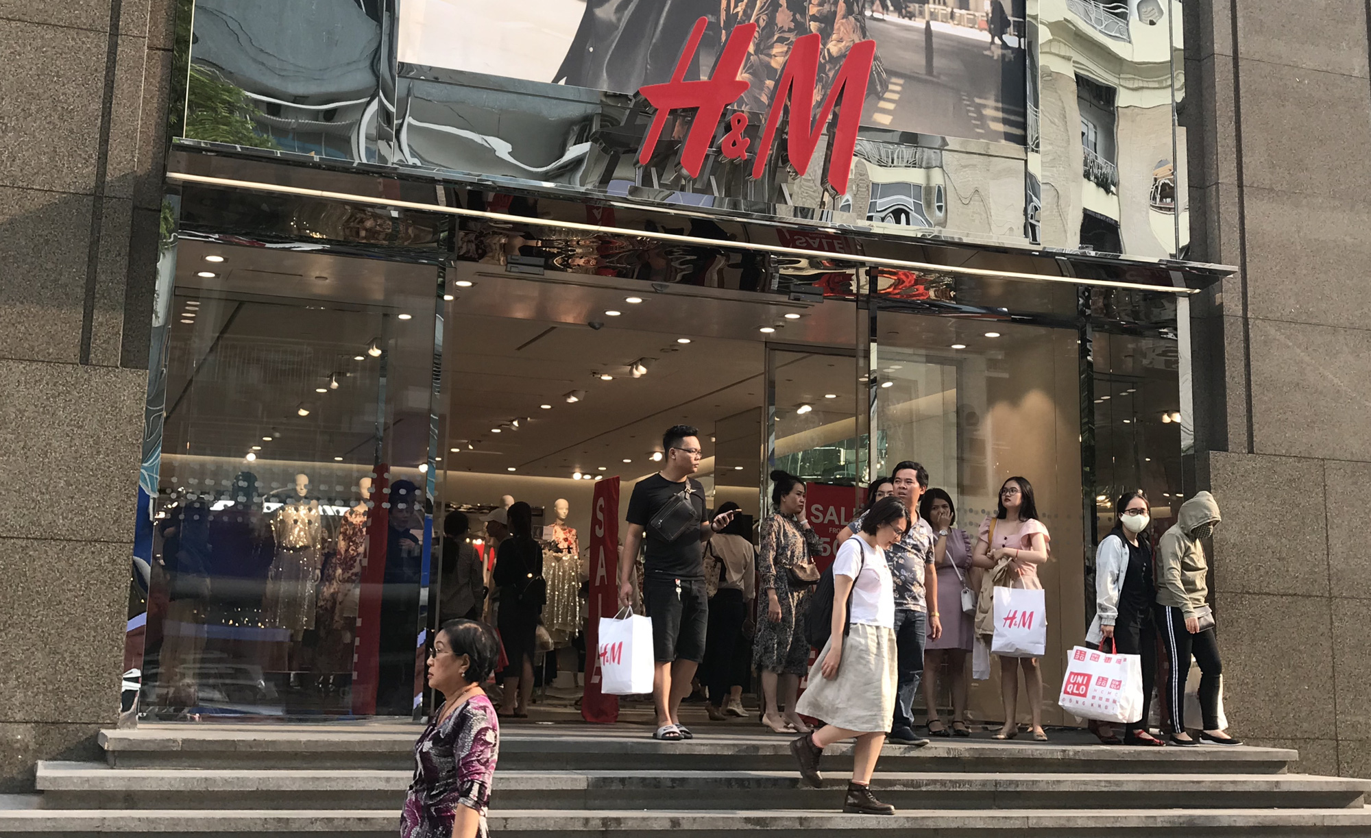 &amp;quot;Lép vế&amp;quot; trước Adidas, Zara, H&amp;M, thời trang Việt nay càng điêu đứng hơn - Ảnh 2.