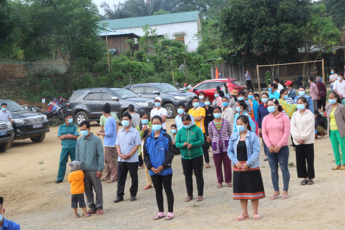 Cử tri vùng biên giới Quảng Nam hân hoan đi bầu cử sớm - Ảnh 2.