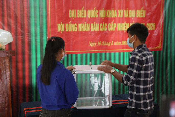 Cử tri vùng biên giới Quảng Nam hân hoan đi bầu cử sớm - Ảnh 7.