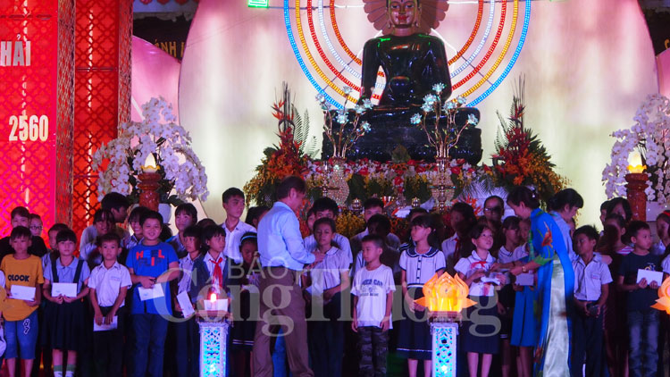 Đà Nẵng: Hàng nghìn người đón Phật Ngọc hòa bình lớn nhất thế giới