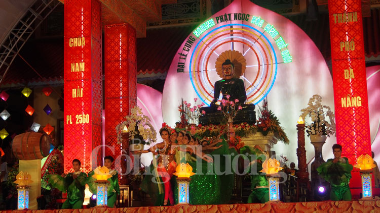 Đà Nẵng: Hàng nghìn người đón Phật Ngọc hòa bình lớn nhất thế giới