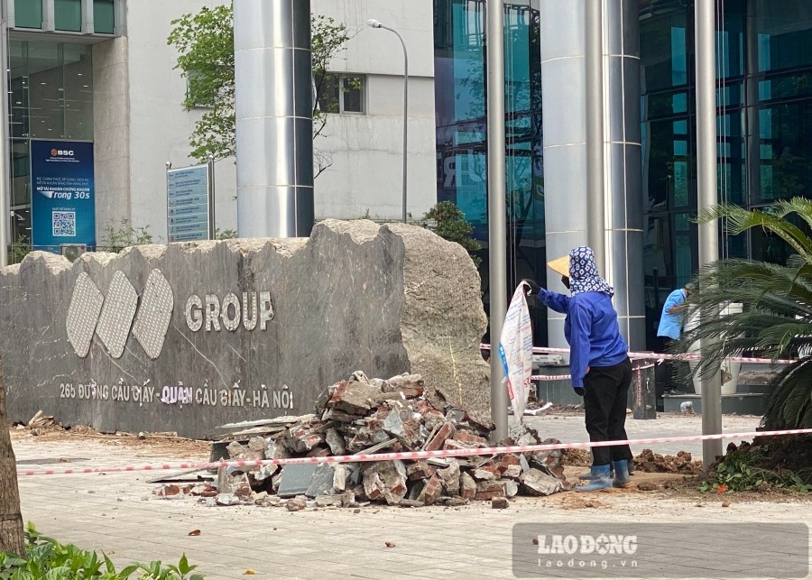 Biển tên “FLC Group” đã bị đục sau khi toà nhà FLC Twin Tower chính thức chuyển sang “chủ mới” là ngân hàng OCB. Ảnh L. Hương