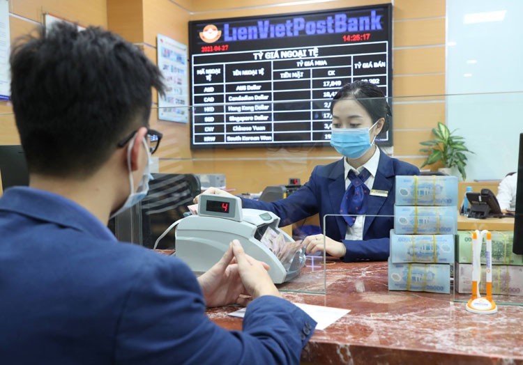 Nhiều lãnh đạo cấp cao Ngân hàng Bưu điện Liên Việt đăng ký mua mạnh cổ phiếu LPB