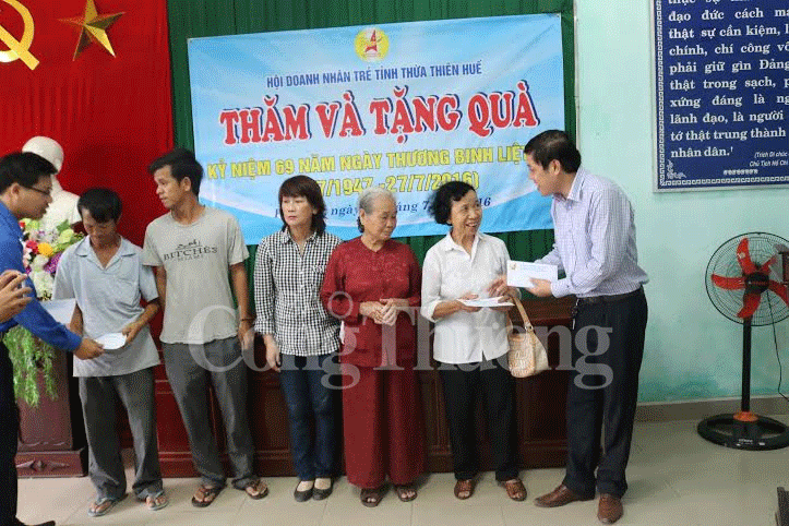 Hội Doanh nhân trẻ Thừa Thiên Huế thăm hỏi, tặng quà nhân ngày Thương binh - Liệt sĩ