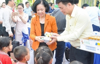 Quỹ Sữa Vươn cao Việt Nam tặng 70.000 ly sữa cho trẻ em Thái Nguyên