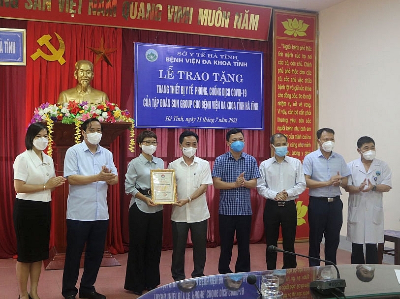 Nhiều trang thiết bị y tế hiện đại hỗ trợ điều trị Covid-19 đã được Sun Group trao tặng Hà Tĩnh và Hưng Yên