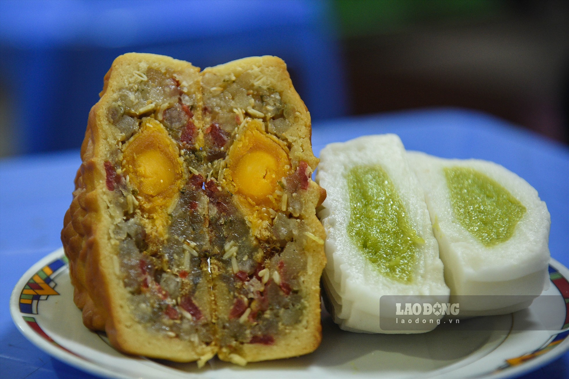 Các loại bánh truyền thống như bánh dẻo, bánh nướng nhân đậu xanh, nhân thập cẩm có giá 25.000-60.000 đồng/chiếc tùy loại.