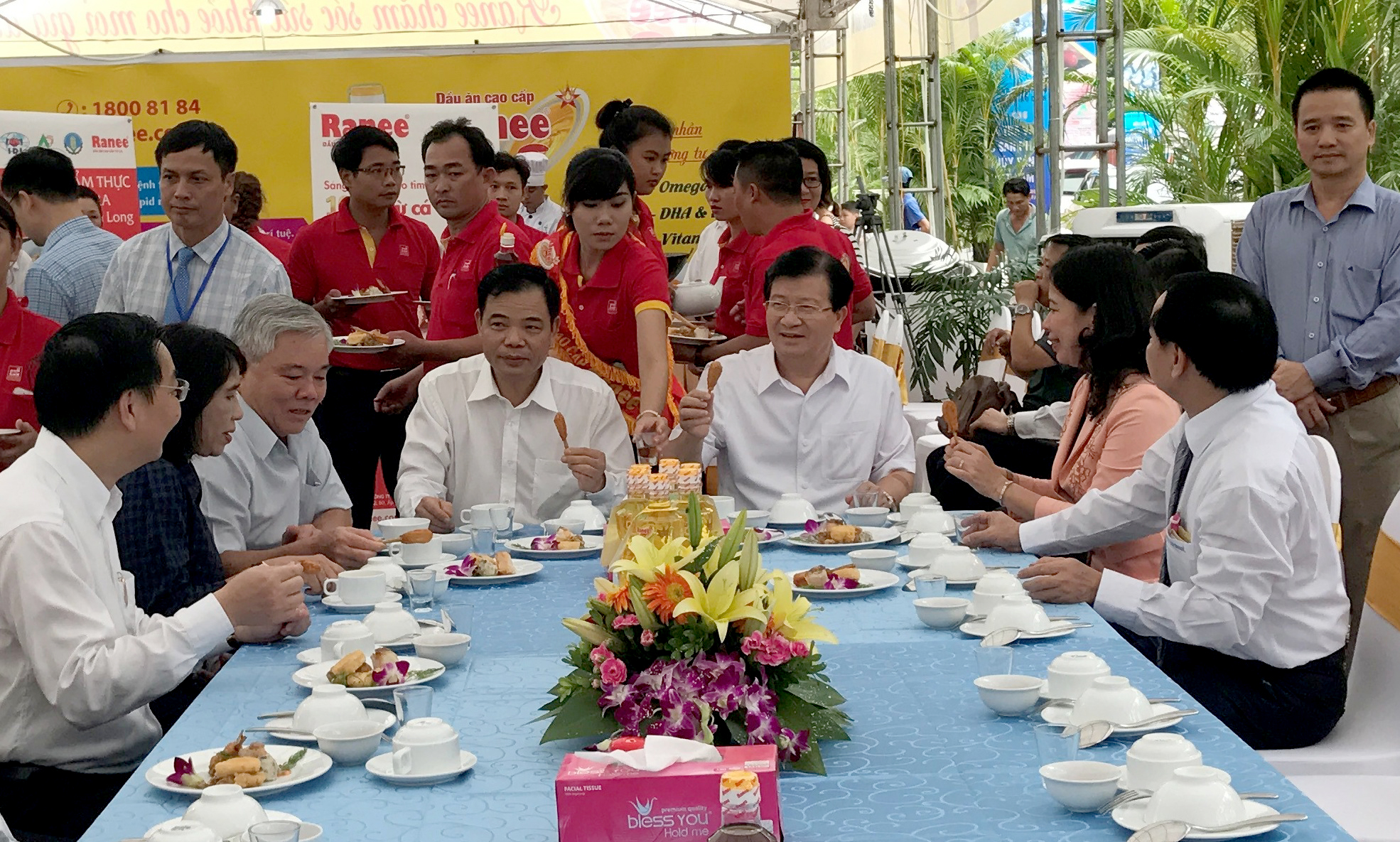 Phó Thủ tướng Trịnh Đình Dũng thưởng thức cá tra và động viên doanh nghiệp
